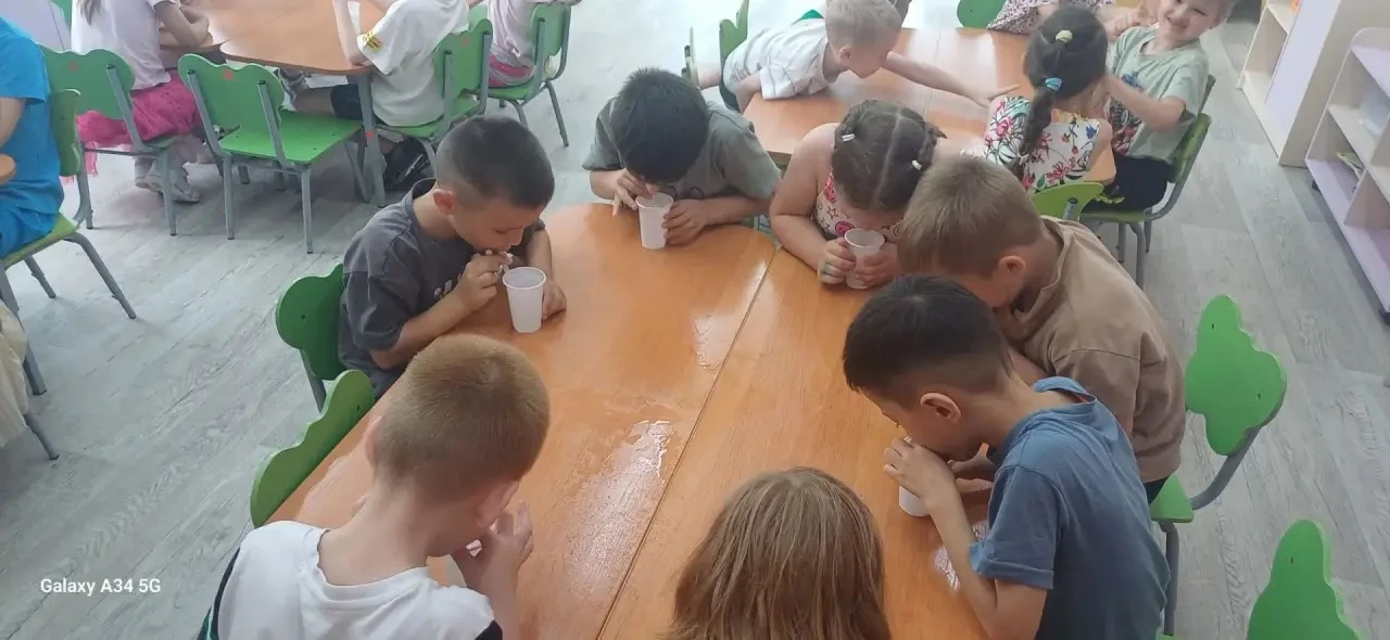 Сегодня в подготовительной группе исследовали воздух! Ребята учились его слышать — дули в трубочки, 