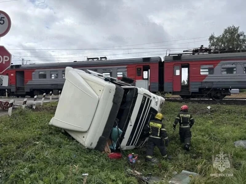 В Владимирской области произошло ДТП с электричкой и грузовиком, в результате которого ...