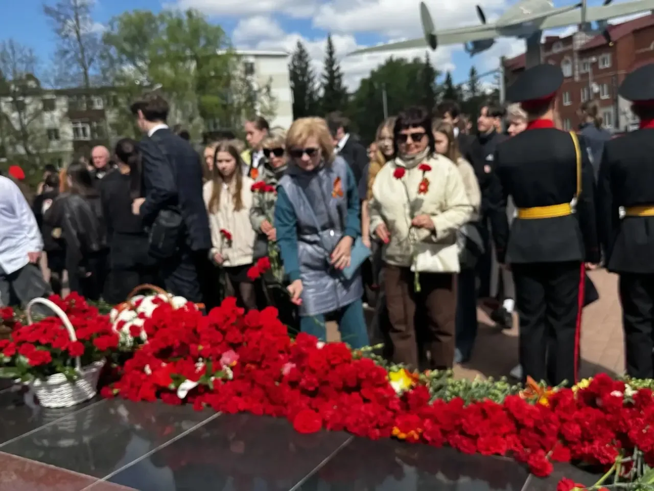 9 Мая ученики нашей школы приняли участие в торжественном возложении цветов к мемориалу «Вечный огон
