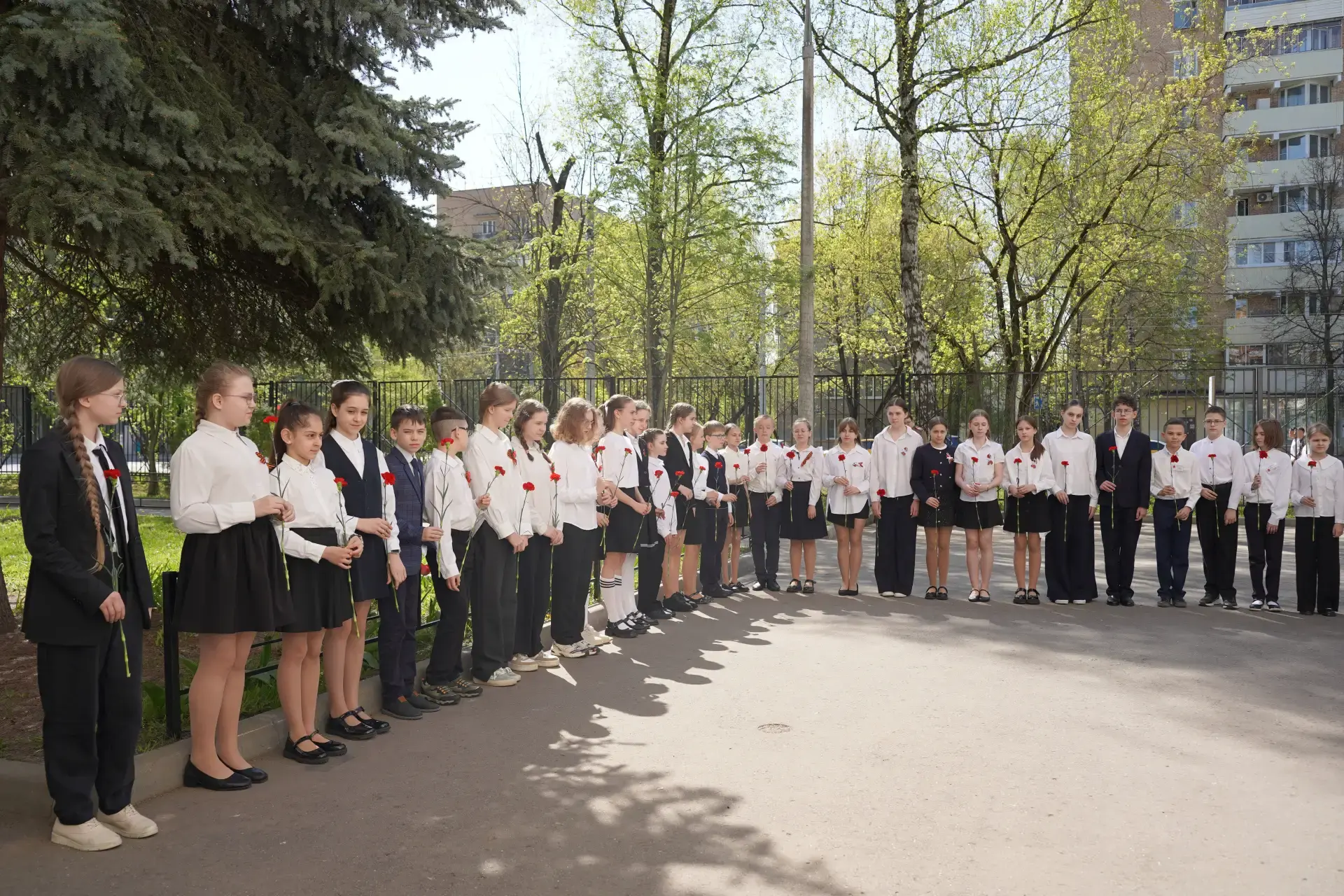 🇷🇺 Акция «Красная гвоздика»  Накануне Дня Победы ученики нашей школы приняли участие в ежегодной пат