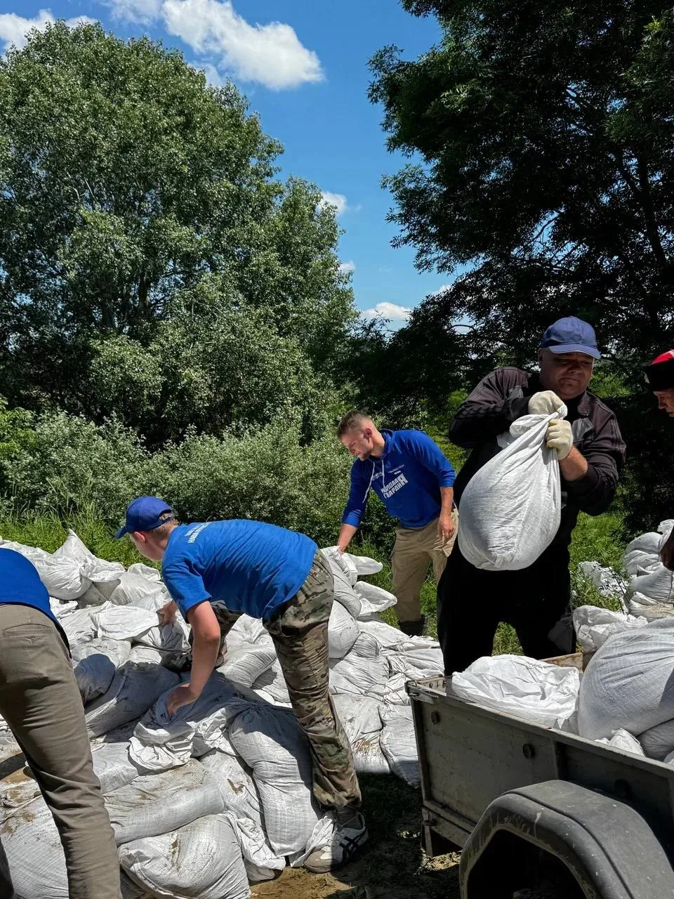 Молодогвардейцы помогают экстренным службам в Крымском районе, где из-за прорыва дамбы многие дома о