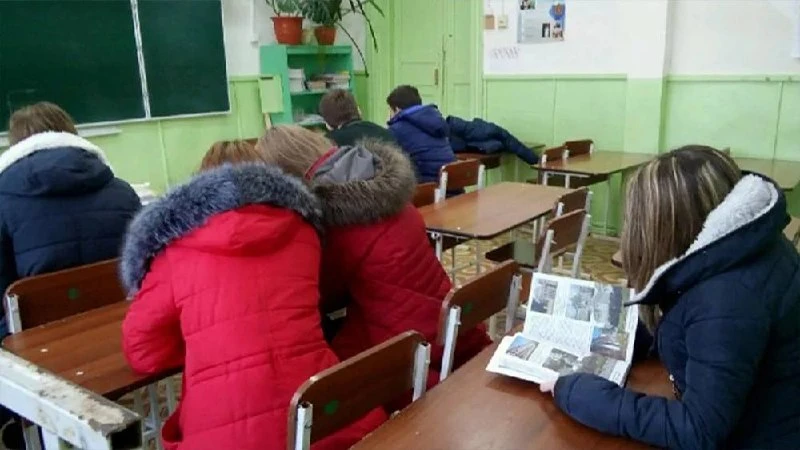 Учебный день предложили сокращать из-за холода