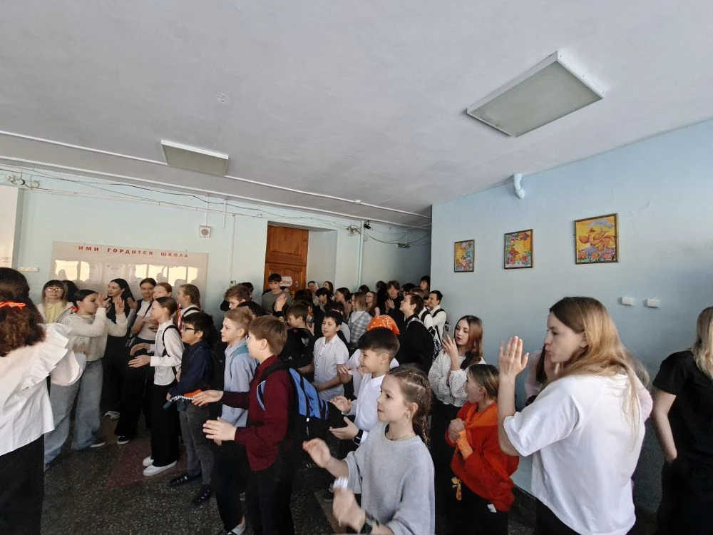 🌸🎉 В преддверии праздников наша школа расцвела яркими красками и превратилась в волшебный цветочный 