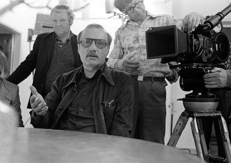 🎬 Режиссер Георгий Данелия на съемочной площадке. 30 мая 1978 года.

Наши группы:
Советское кино
Эс