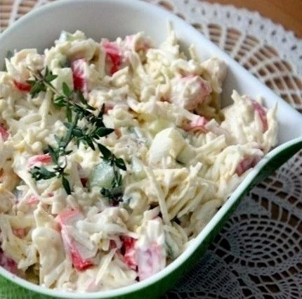 РУСАЛОЧКА #салат 

Ингредиенты:
 Крабовые палочки — 100 гр.
 Плавленный сырок — 1 шт.
 Яйцо — 3 шт.
