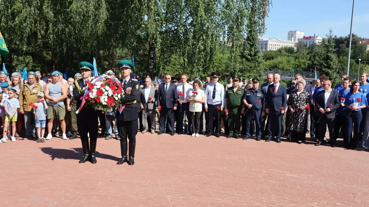 🇷🇺 Сегодня у памятника «Круговая оборона» прошёл торжественный митинг в честь Дня ВДВ. Среди участ