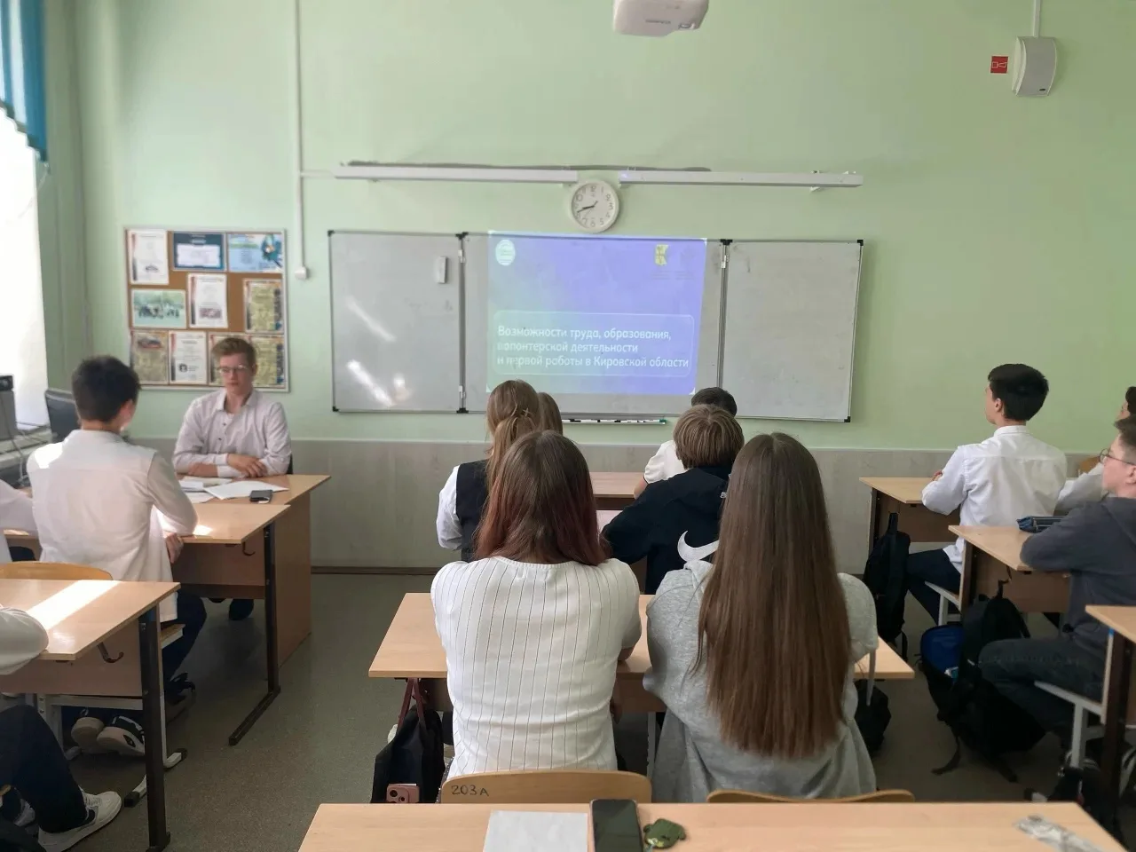 🇷🇺Сегодня в обоих корпусах лицея состоялось поднятие государственного флага и исполнение гимна. На э