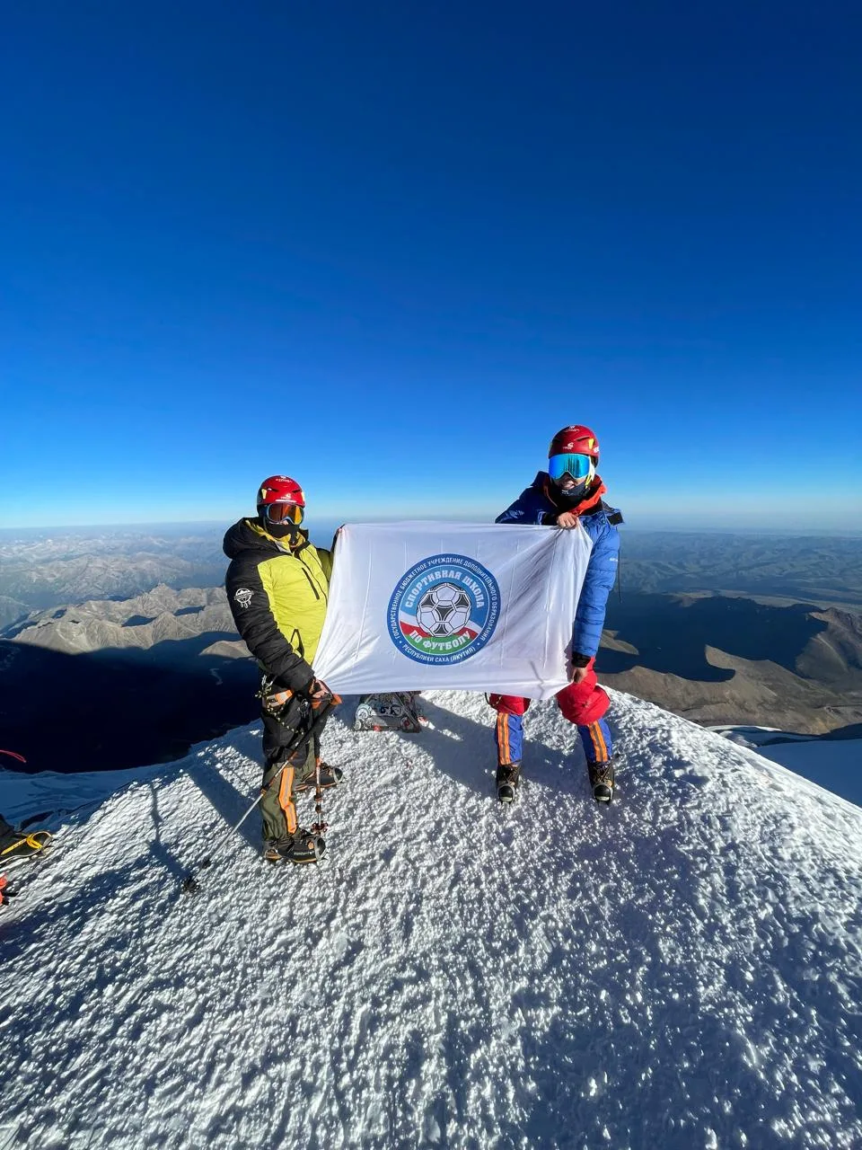 Наш флаг гордо реет на самой высокой точке России и Европы 🏔🇷🇺