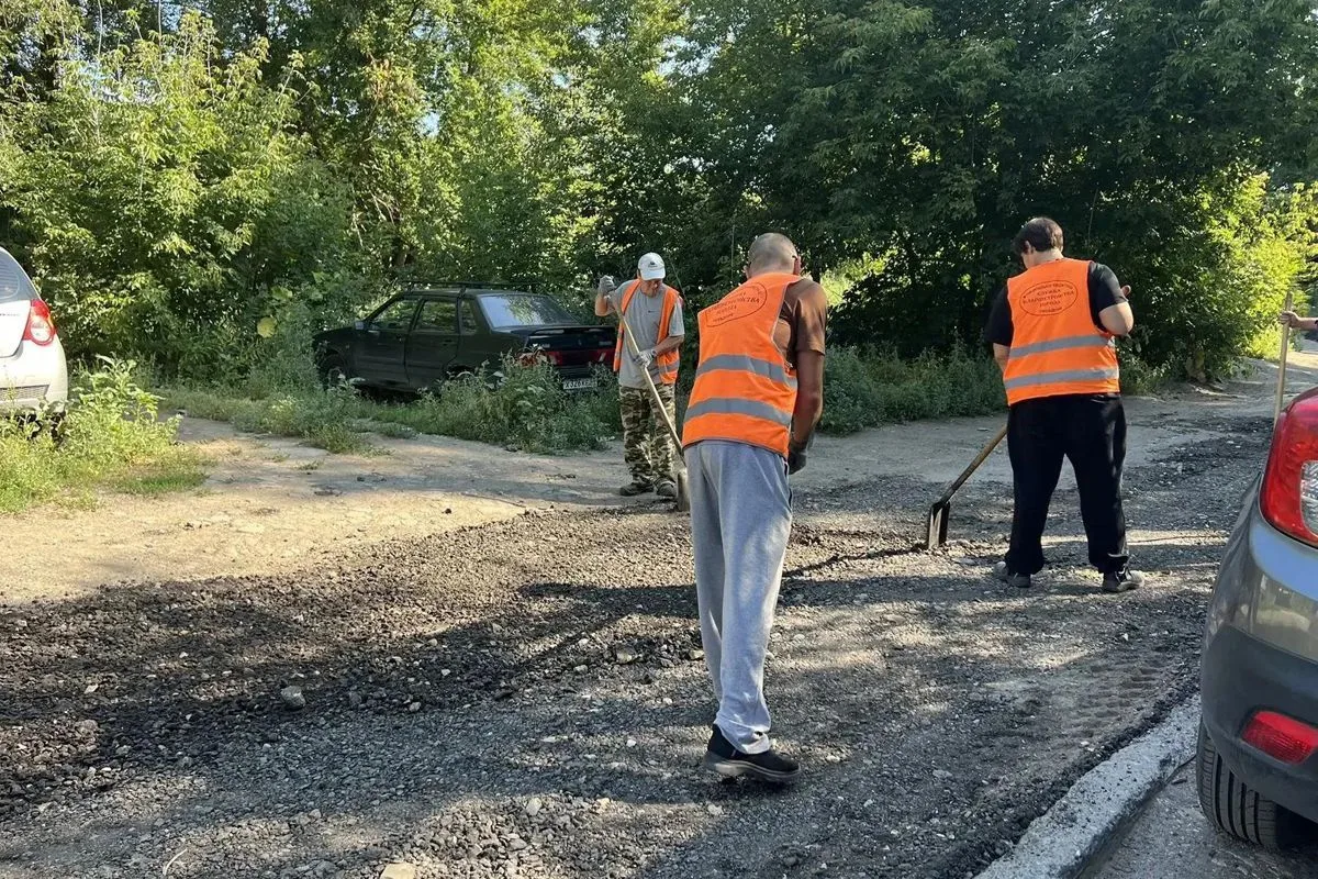Николай Панков с жителями контролирует ремонт дороги на Улешах

Вопросы благоустройства обсуждались 