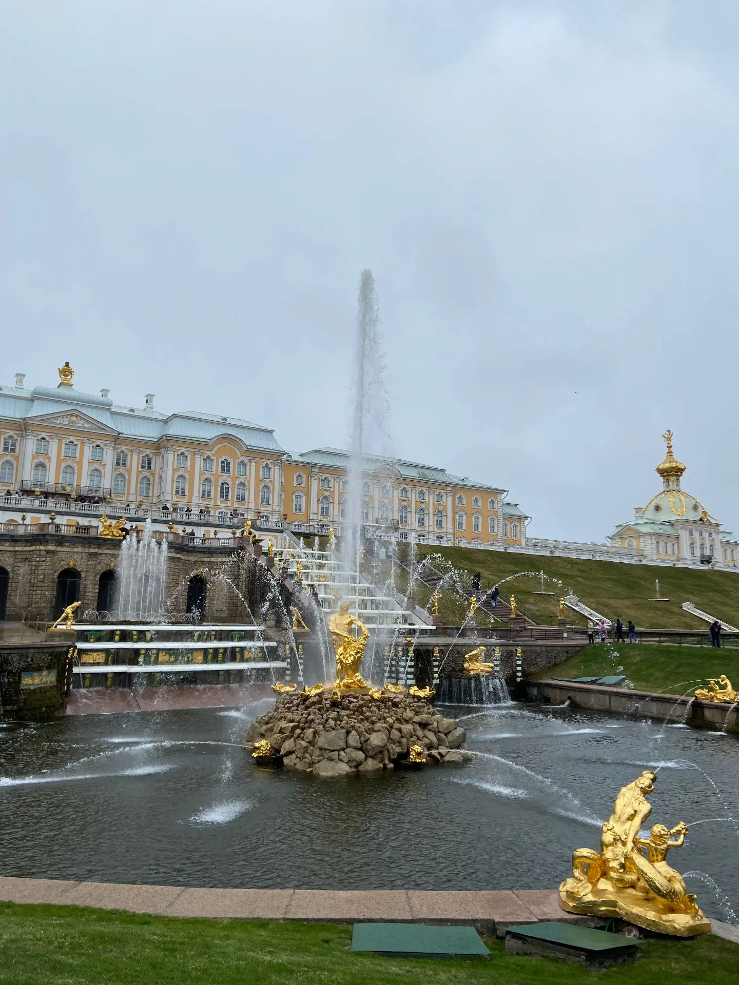 Сегодня парки в Петергофе закрыты из-за непогоды