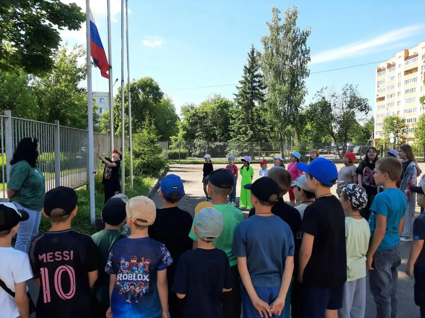 Понедельник — дело серьёзное! А в лагере «Дружба» он начался особенно торжественно: мы подняли флаг 