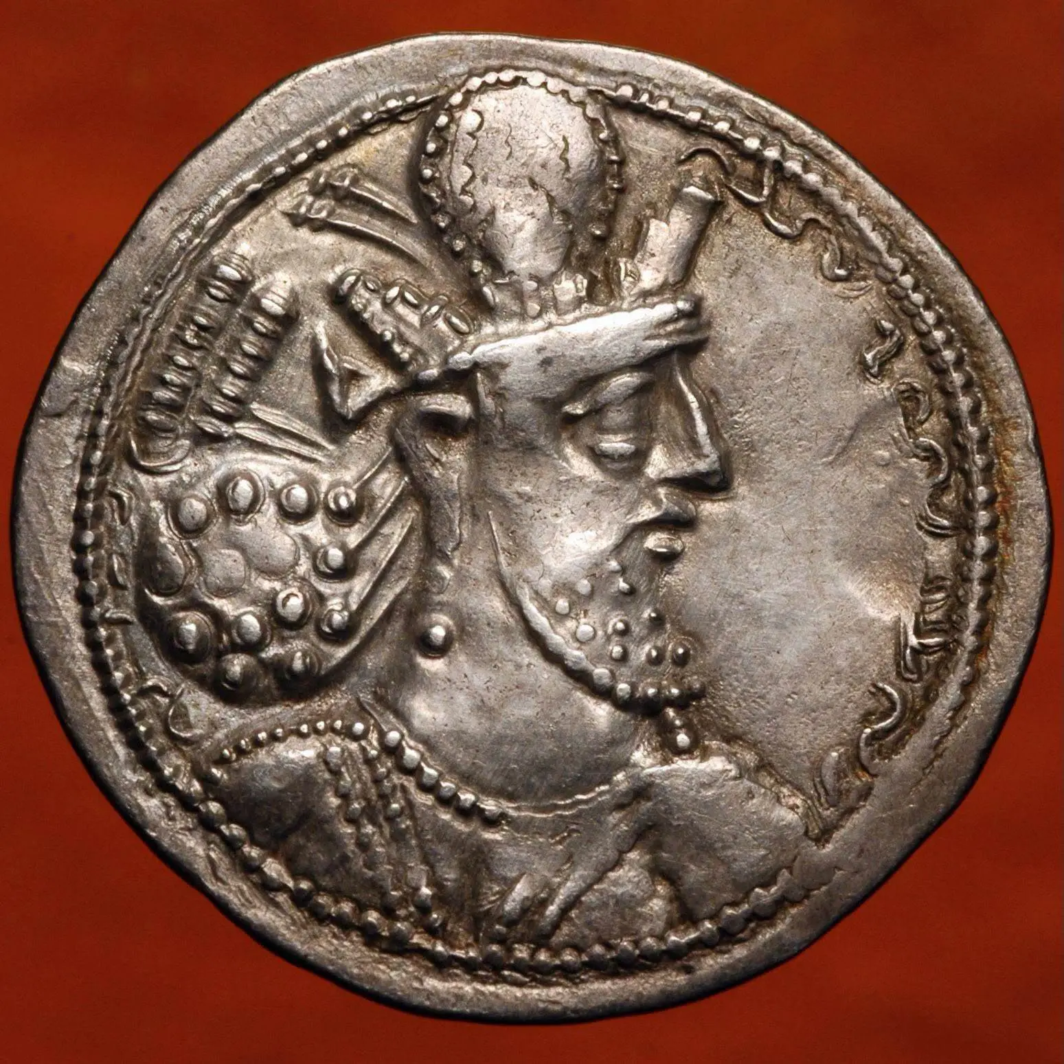 Шапур II, император Сасанидов (309–379 гг. н. э.). Он правил всю свою жизнь, 70 лет. Он...