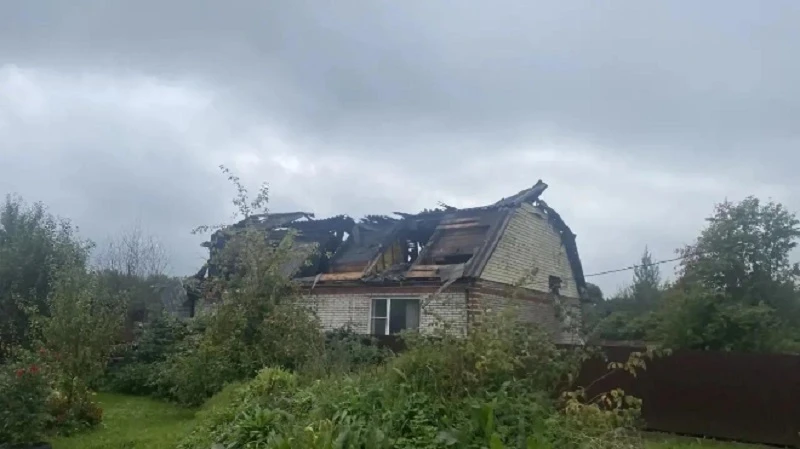 Подросток погиб при пожаре в Волосово. Пострадала девочка