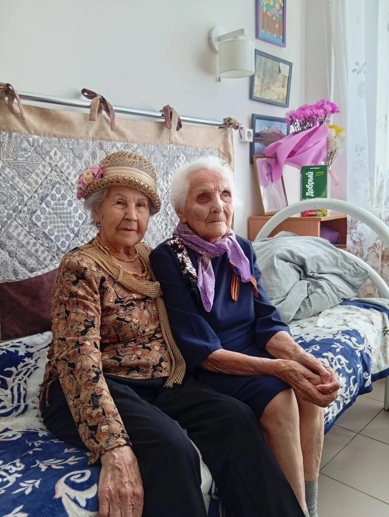 В Бийском доме престарелых поздравили Маркову Валентину Михайловну ветерана В.О.В. с наступающим пра