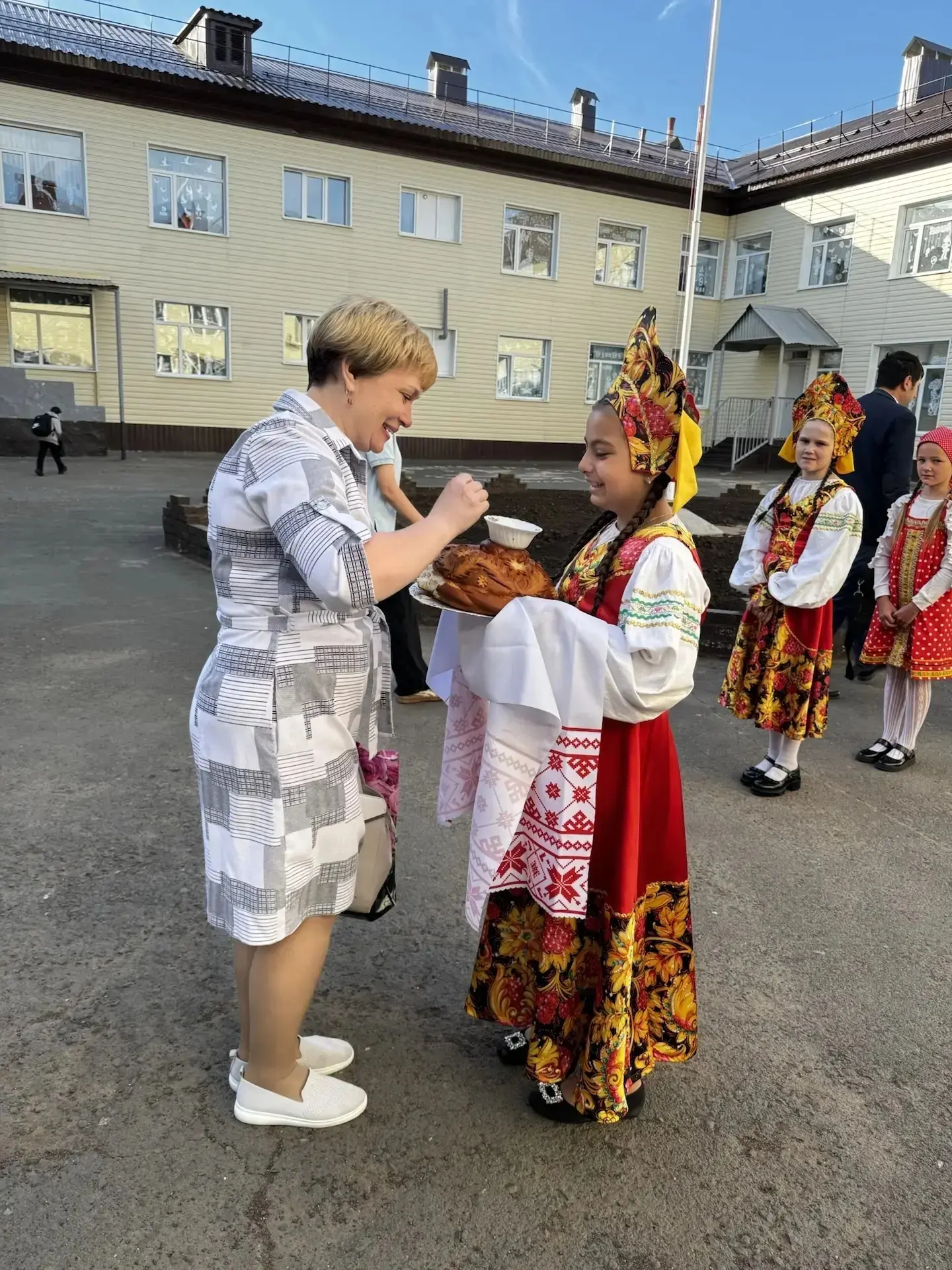 🌟Утро в нашей школе началось очень тепло и по-особенному: ученики 3 «В» класса встречали учителей и 