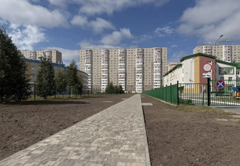 В Сургуте почти готов «Безопасный путь к школе и детскому саду» в 40‑м микрорайоне
 
Пешеходная зона