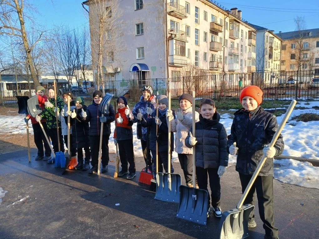 💥Школьный весенний субботник: трудимся вместе!  Вот и наступила долгожданная весна! Природа пробужда