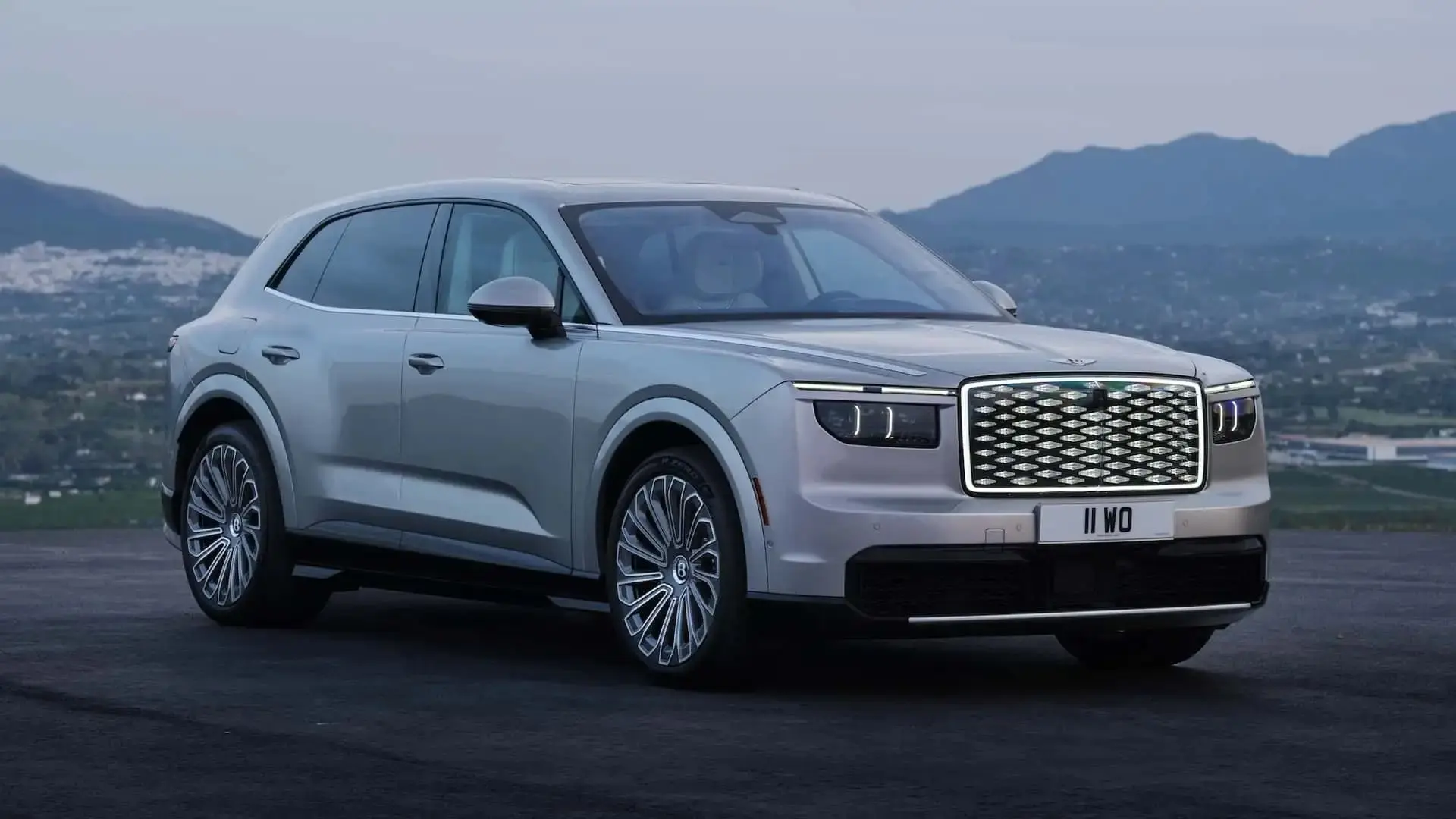 🗣Bentley представила свой первый ЭЛЕКТРОКАР — кроссовер Torcal. Внутри — два мотора и ...