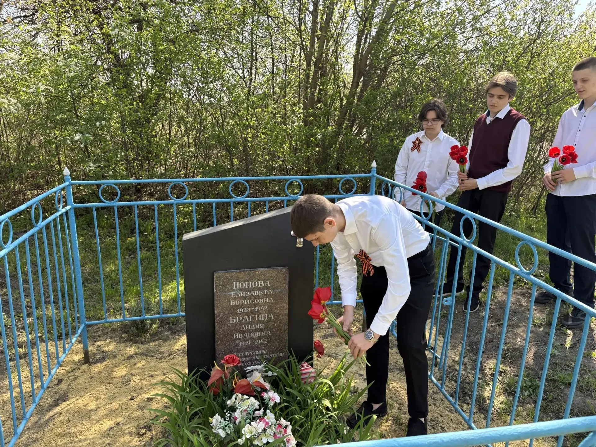 🇷🇺🎗️🎗️🎗️  Сегодня, накануне Дня Победы, ученики 11 класса возложили цветы к братск...