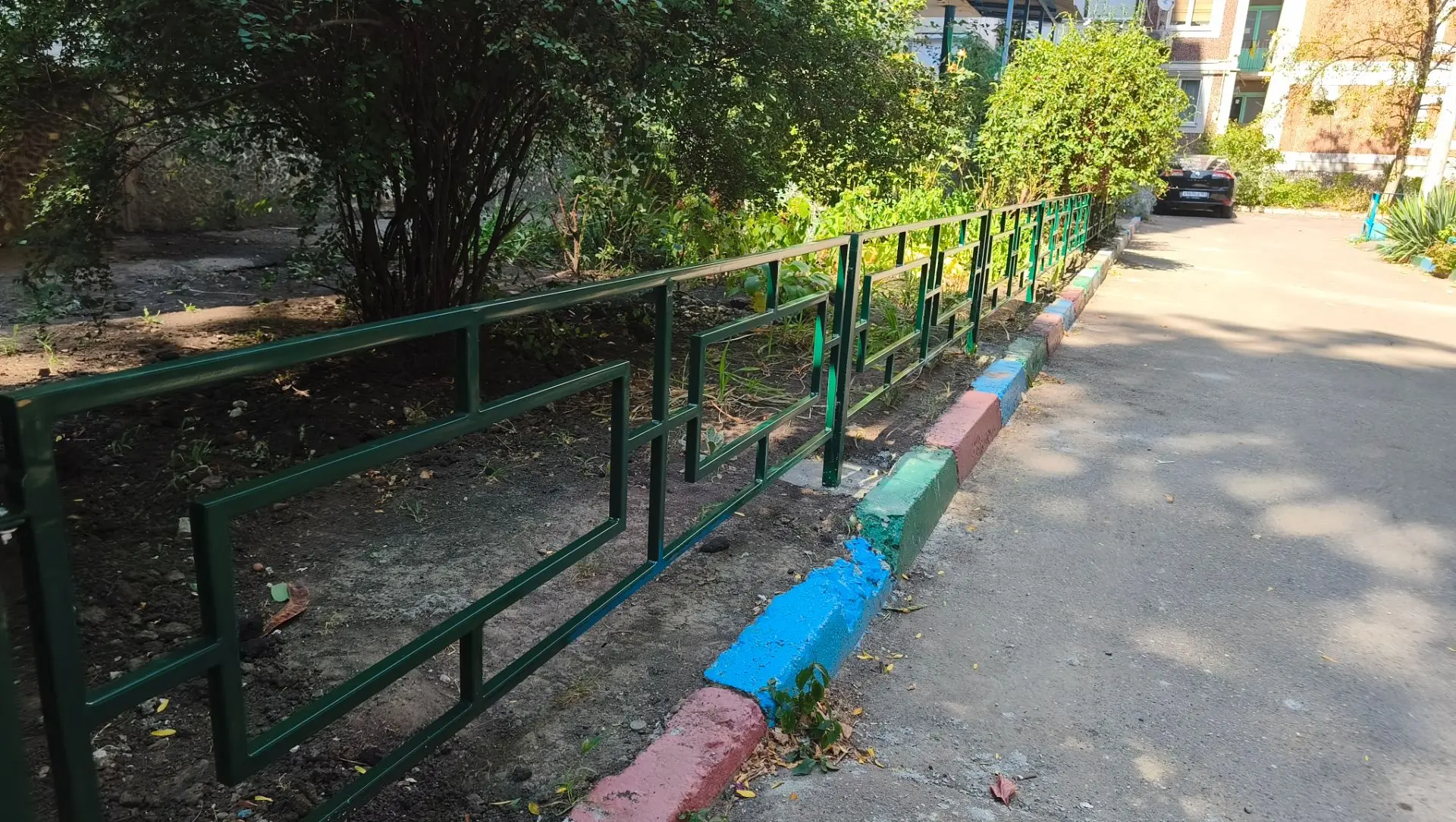 По ул. Лукьяненко, 95/4 и Тургенева, 201 выполнено ограждение, соответственно, зелёной ...
