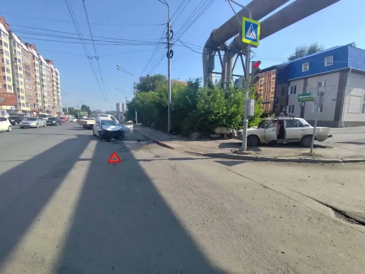 😱 Два человека пострадали в ДТП на Алтайской: машина после удара наехала на пешехода. 

ДТП произош