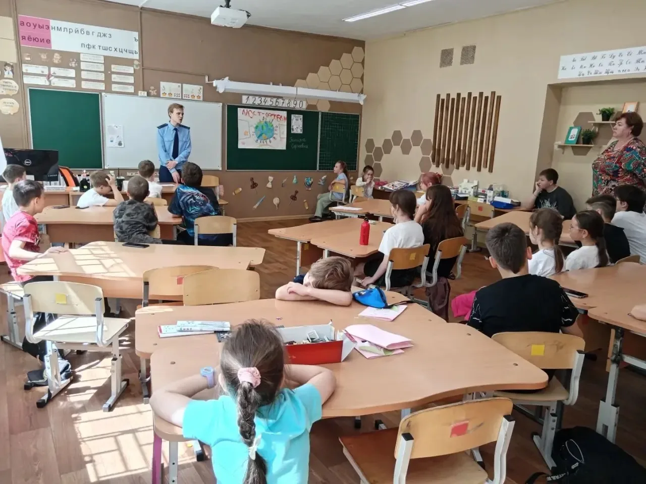 Сегодня в нашем лагере прошёл очень важный, познавательный и творческий день! ☀️🚦✂️

Вот как мы про
