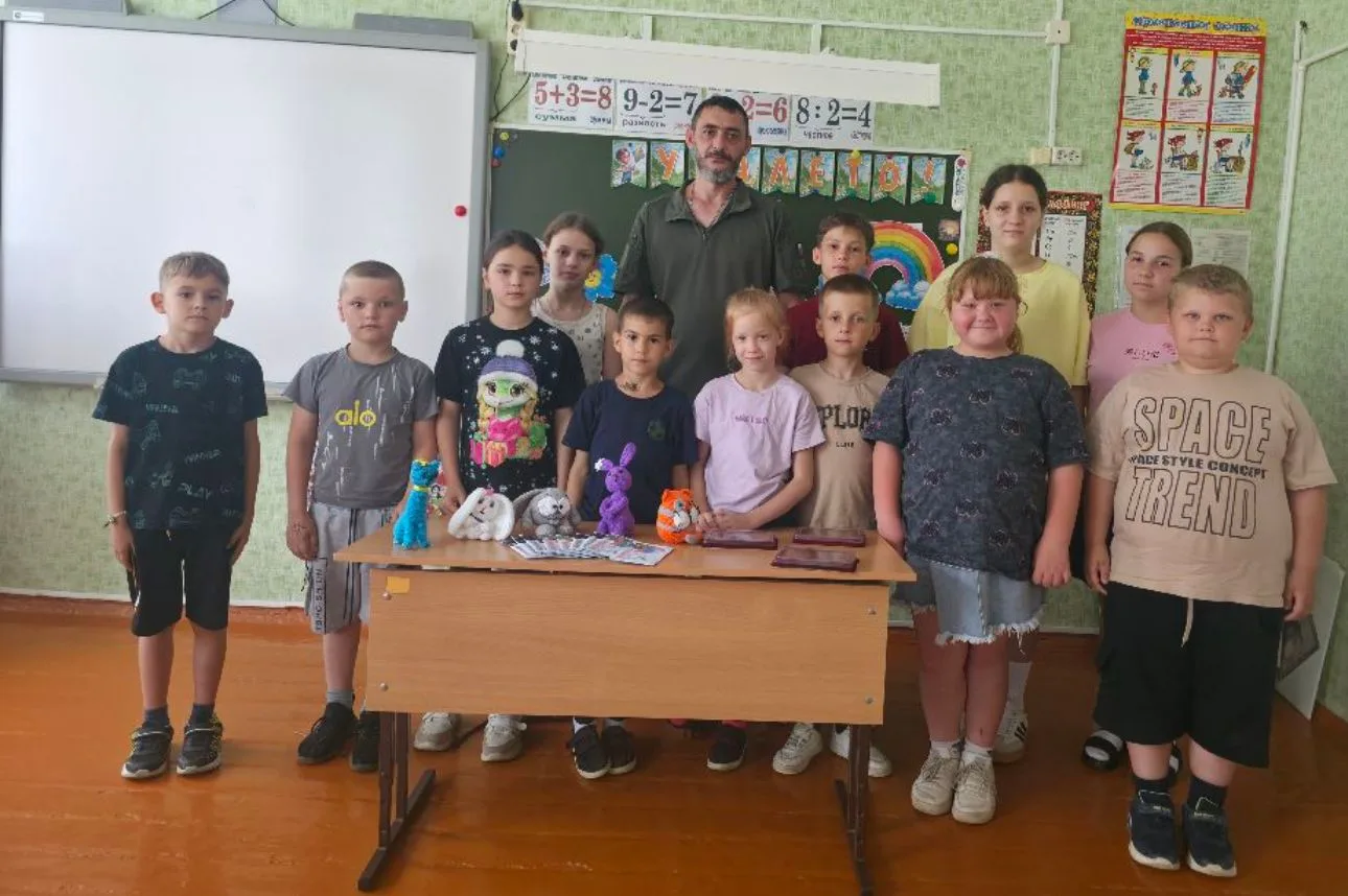 В преддверии Дня памяти и скорби в нашем пришкольном лагере прошел классный час с участником специал