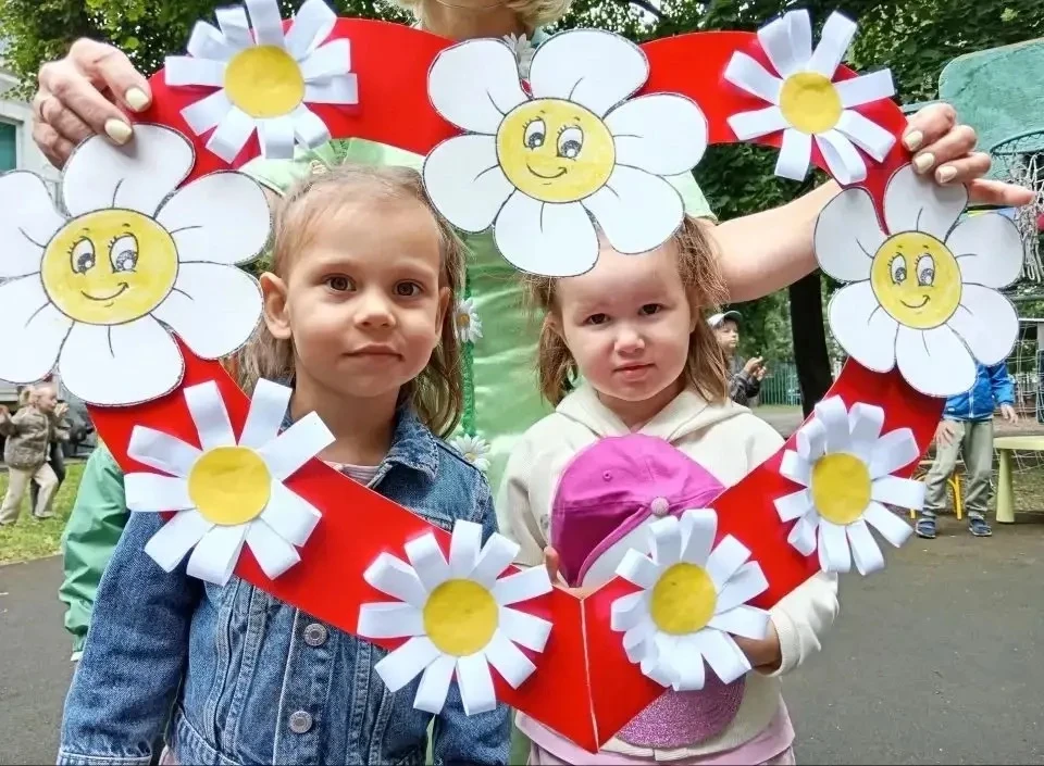 💐 В рамках изучения темы «Цветочная поляна» воспитанники вышли на прогулку к нашей цветущей поляне.