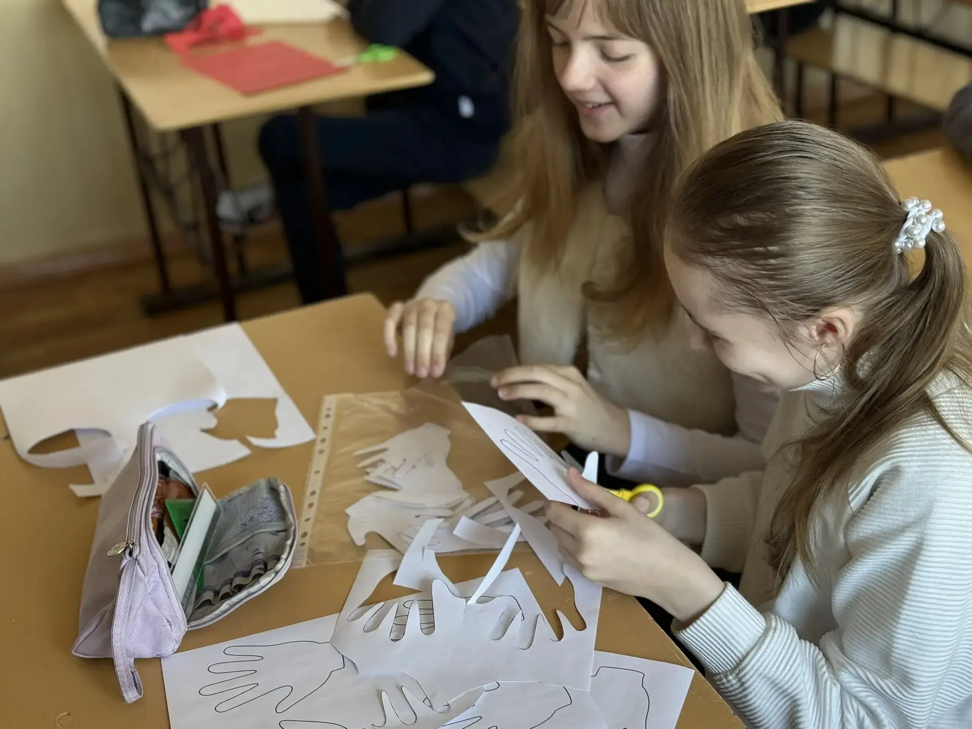 🕊️Учащиеся 6-В класса совместно с отрядом ЮИД «Помощники ГАИ» приняли участие в акции «Голубь мира».