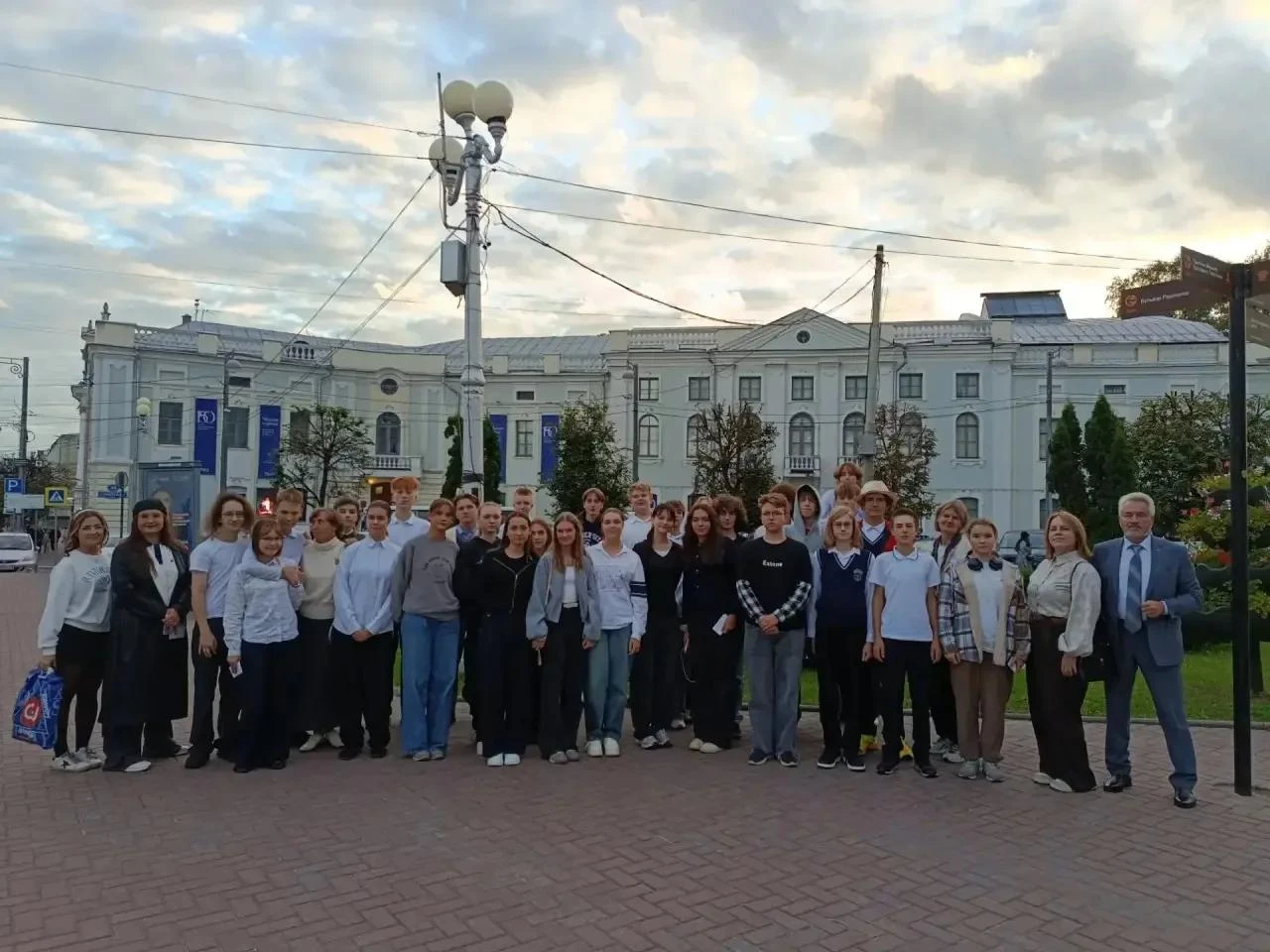 🚌 9-е классы нашего лицея вместе с педагогами побывали в Тверском ТЮЗе на спектакле «Л...