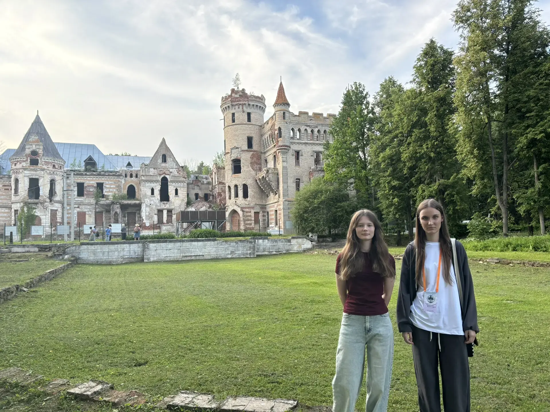 Сазанова Дарья и Пилюгина Виктория, ученицы 8 класса, принимают участие в региональном ...