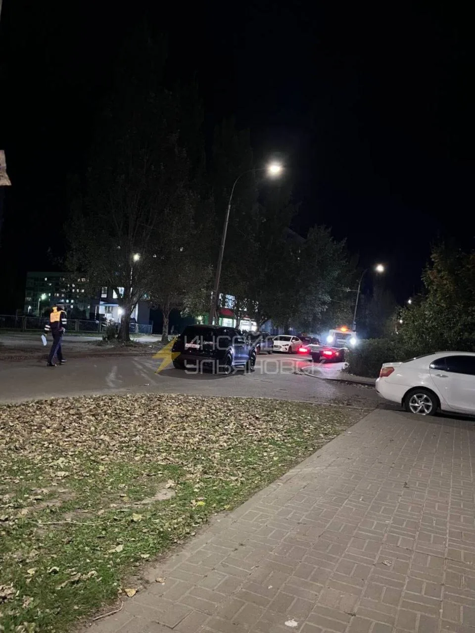 На Киевском бульваре, дом 9, автомобиль Porsche ю кинули на проезжей части с включенной...