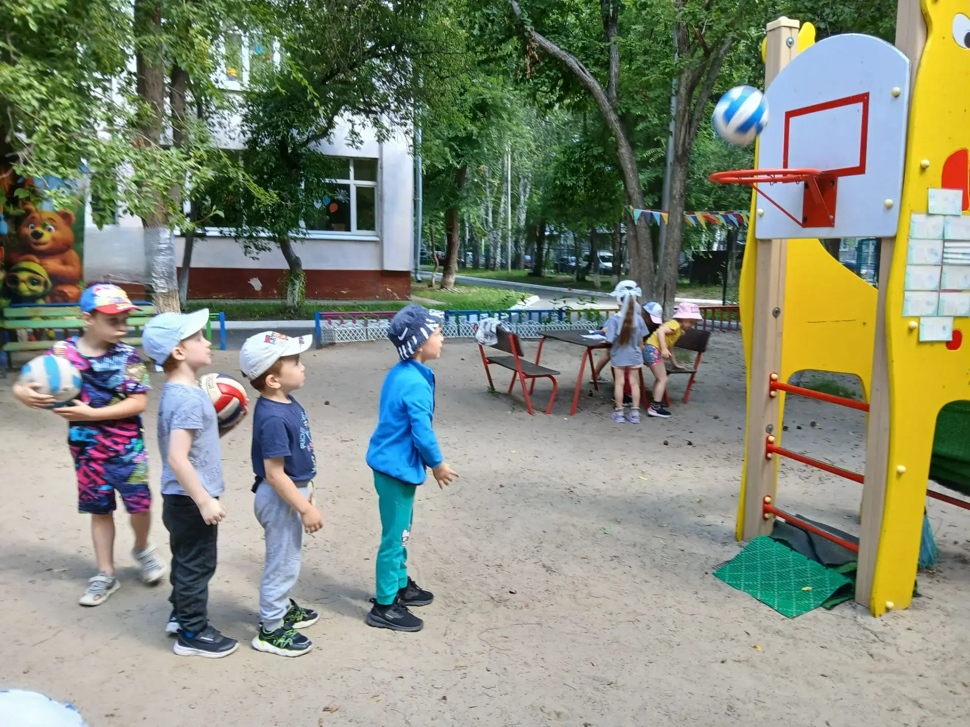 🎾⚽🏀День игр с мячом
Сегодня у нас был невероятно весёлый и активный день! ⚽️
Наши малыши от души п