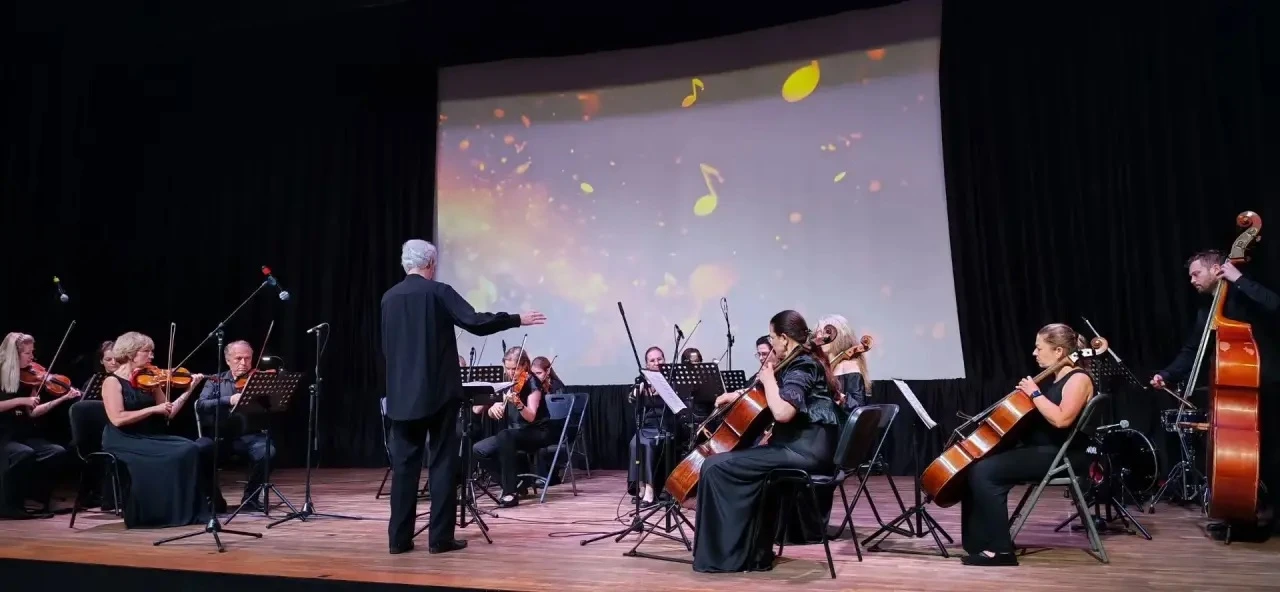 🎻 Михаил Иконников выступил с Сочинским симфоническим оркестром

Ученик Елены Владимировны Чистяков