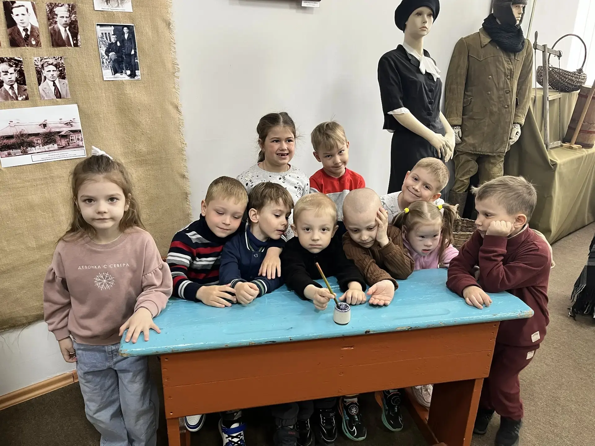 Старшая группа «Аленушка» сегодня посетили  наш краеведческий музей. Дети попали во вре...