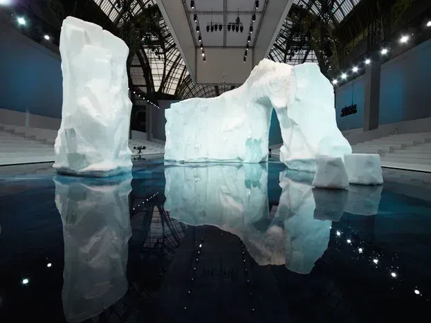 Chanel. Показ осенне-зимней коллекции 2010 года

В 2010 году Карл Лагерфельд доставил из Швеции во Ф