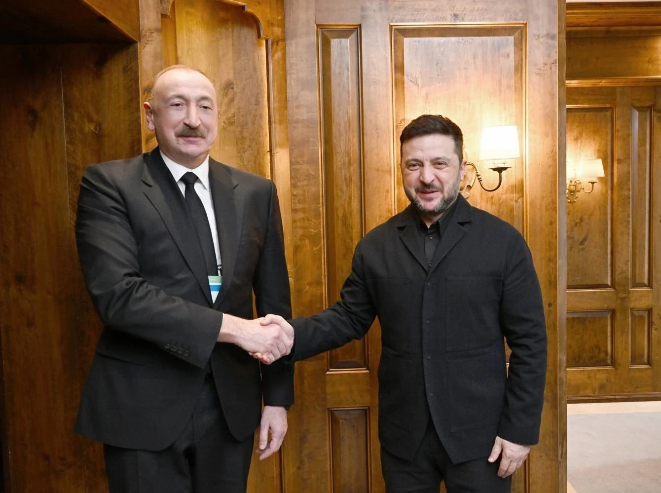 Алиев пообещал и дальше поддерживать Украину 

Азербайджан отправил гуманитарную помощь Украине в ви