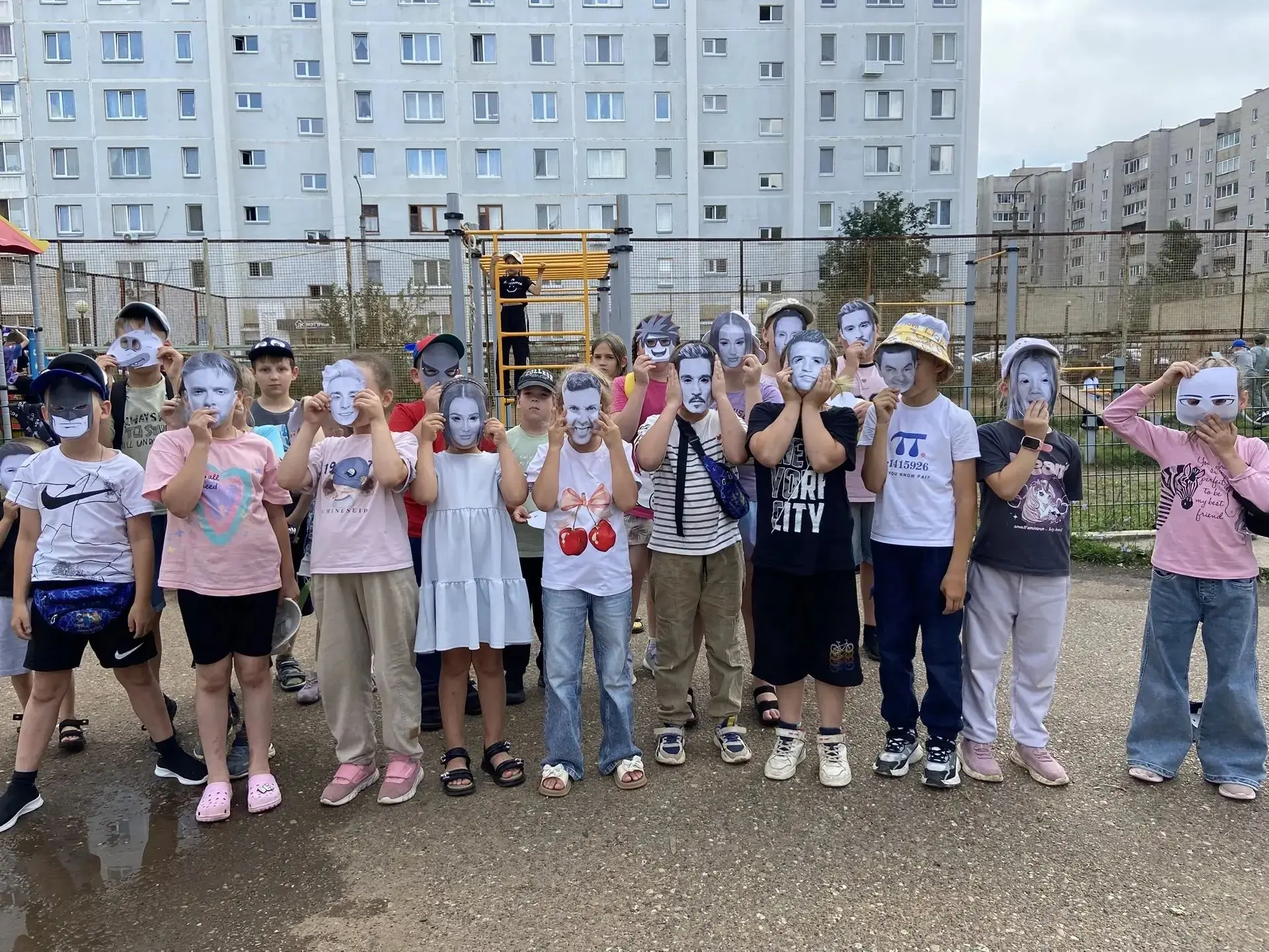 Сегодня  дети лагеря устроили маскарад! 🎭 Ребята примерили на себя маски разных героев. Посмеялись,