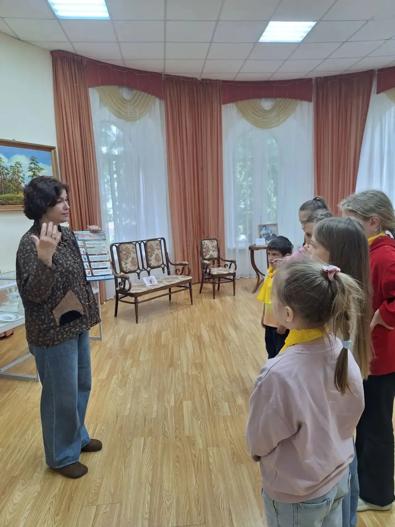 Ученики МБУДО «Верейская детская школа искусств» посетили музей. Дети с увлечением изучали старинный