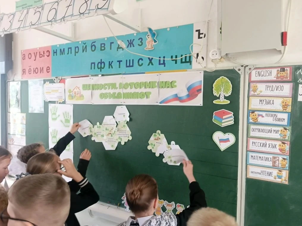 18 мая в школах  России прошёл заключительный в этом учебном году классный час из цикла «Разговоры о