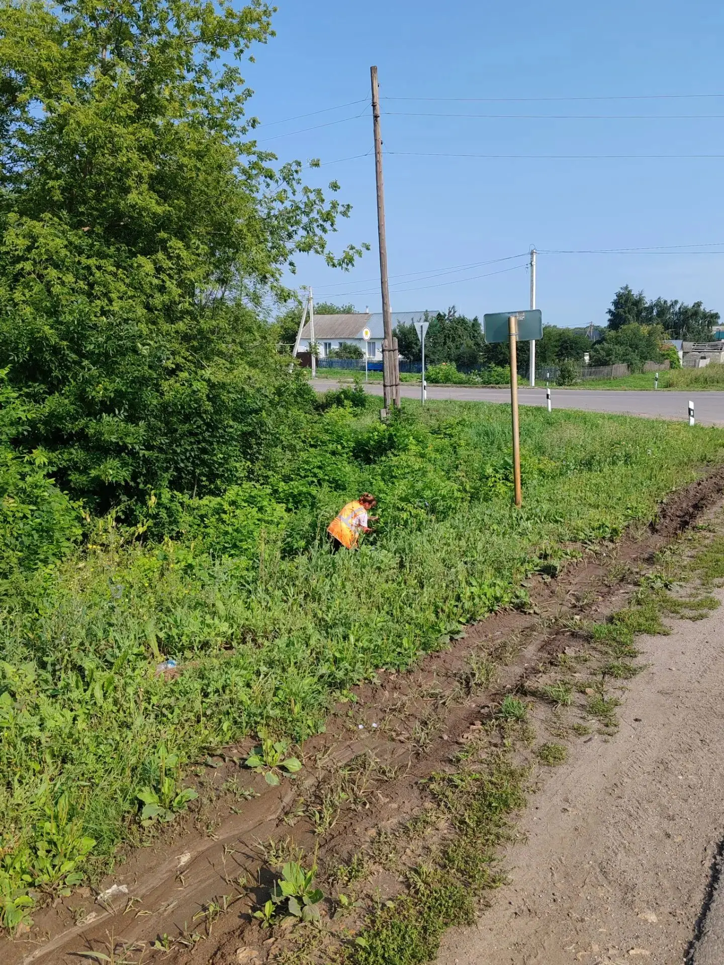 📍 На выезде из посёлка Екатериновка сотрудники муниципального бюджетного учреждения «Б...