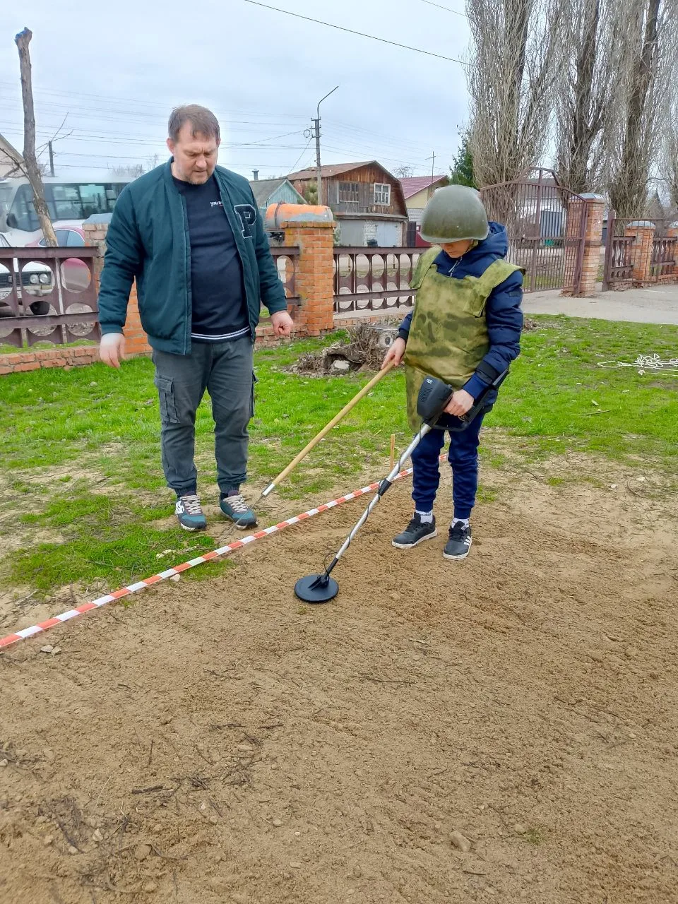 Зарница уже идёт, а мы всё равно тренируемся. Сегодня бойцы в условно-военной роли инженер -сапер пр