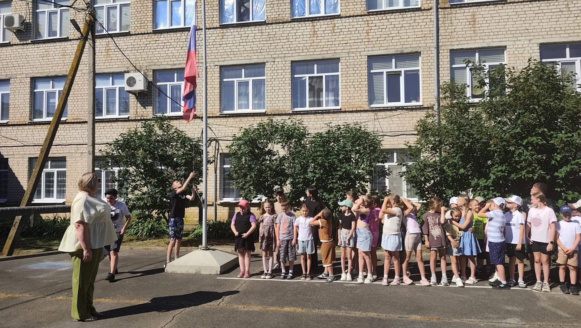 ☀️Началась новая неделя в нашем пришкольном лагере✨

🇷🇺По традиции, понедельник ознаменовался торж