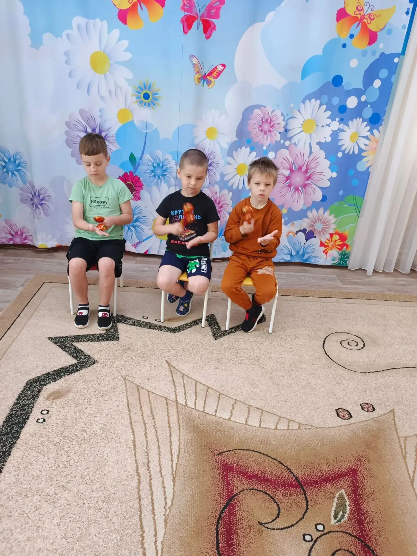 Индивидуальная работа с детьми старшей группы. Знакомство с приемами игры на деревянных ложках.