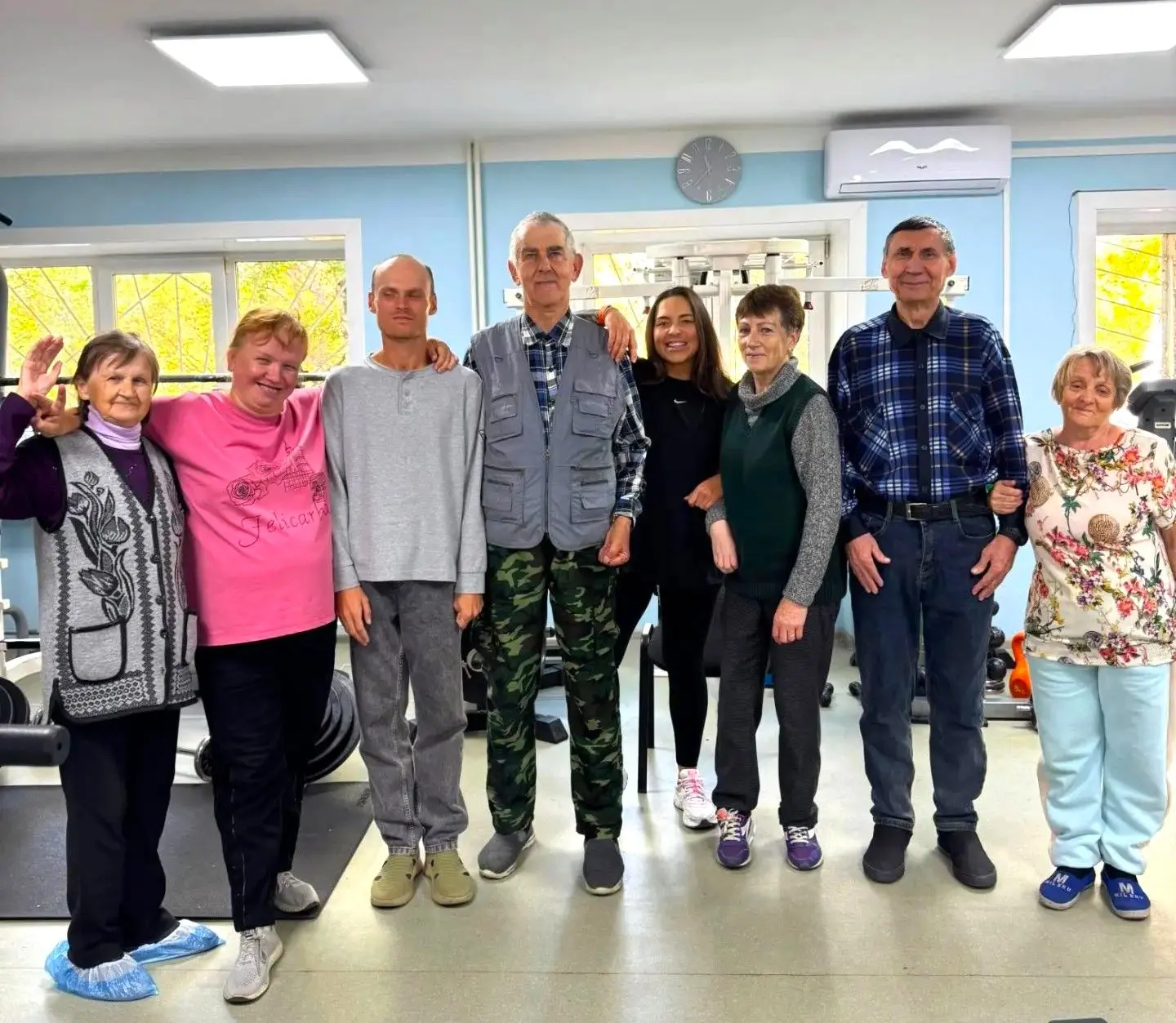 Депутат городской Думы Оксана Ладогубец регулярно проводит спортивные занятия для людей...