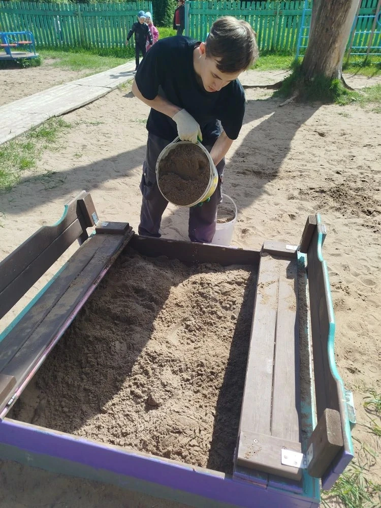 ☀️ Лето — это не только отдых, но и время для полезных и важных дел! 🛠️

В нашей 95-й школе вовсю к