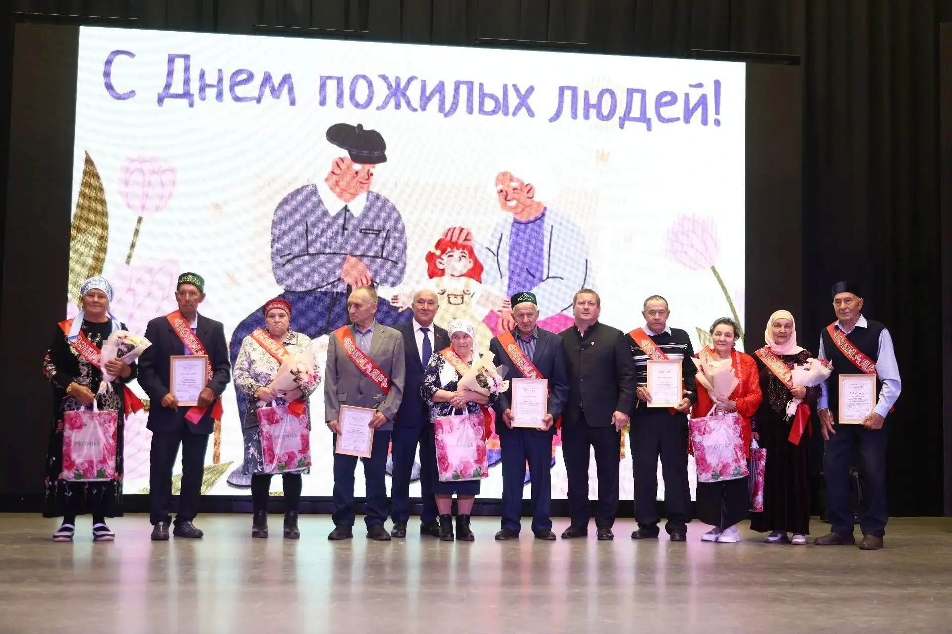 В Мамадыше чествовали семьи с изумрудной свадьбой