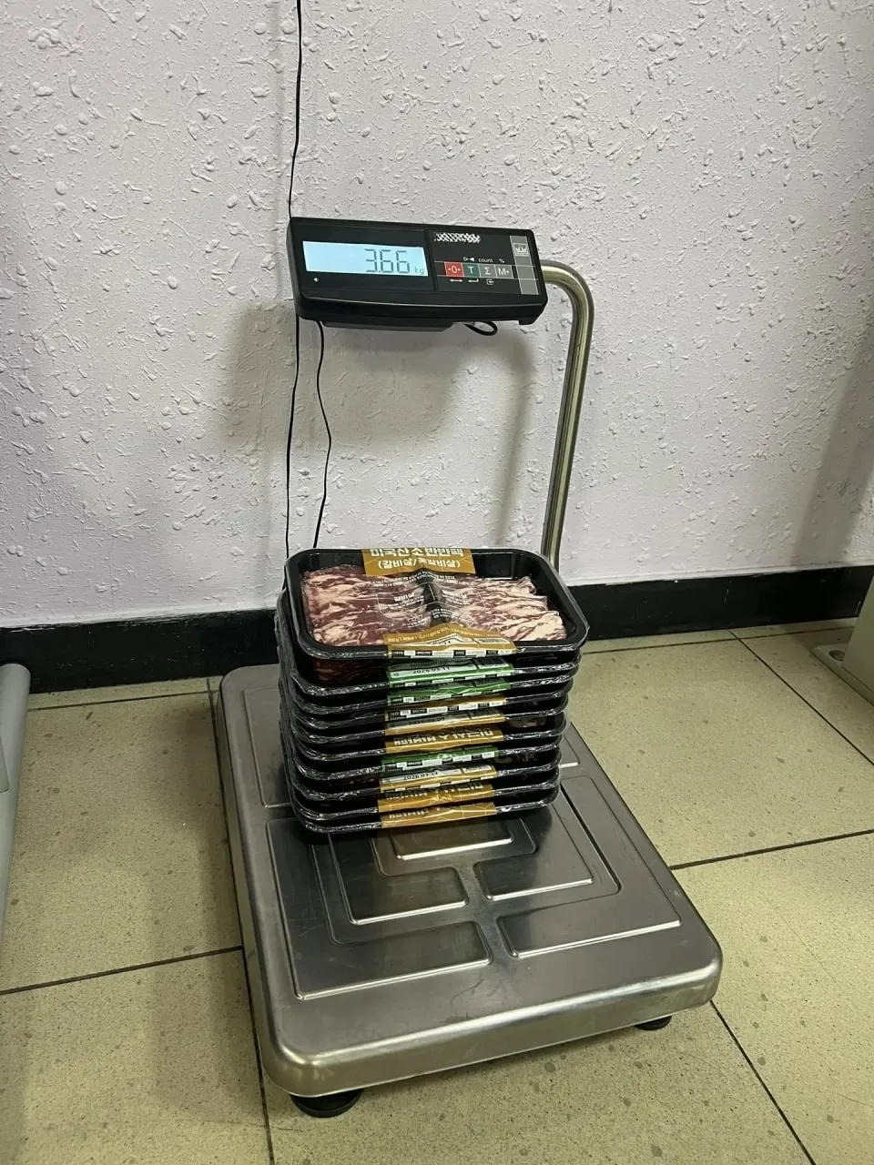 🥩Восемь килограммов сырого мяса обнаружили в багаже туриста на Сахалине  Сахалинские таможенники зад