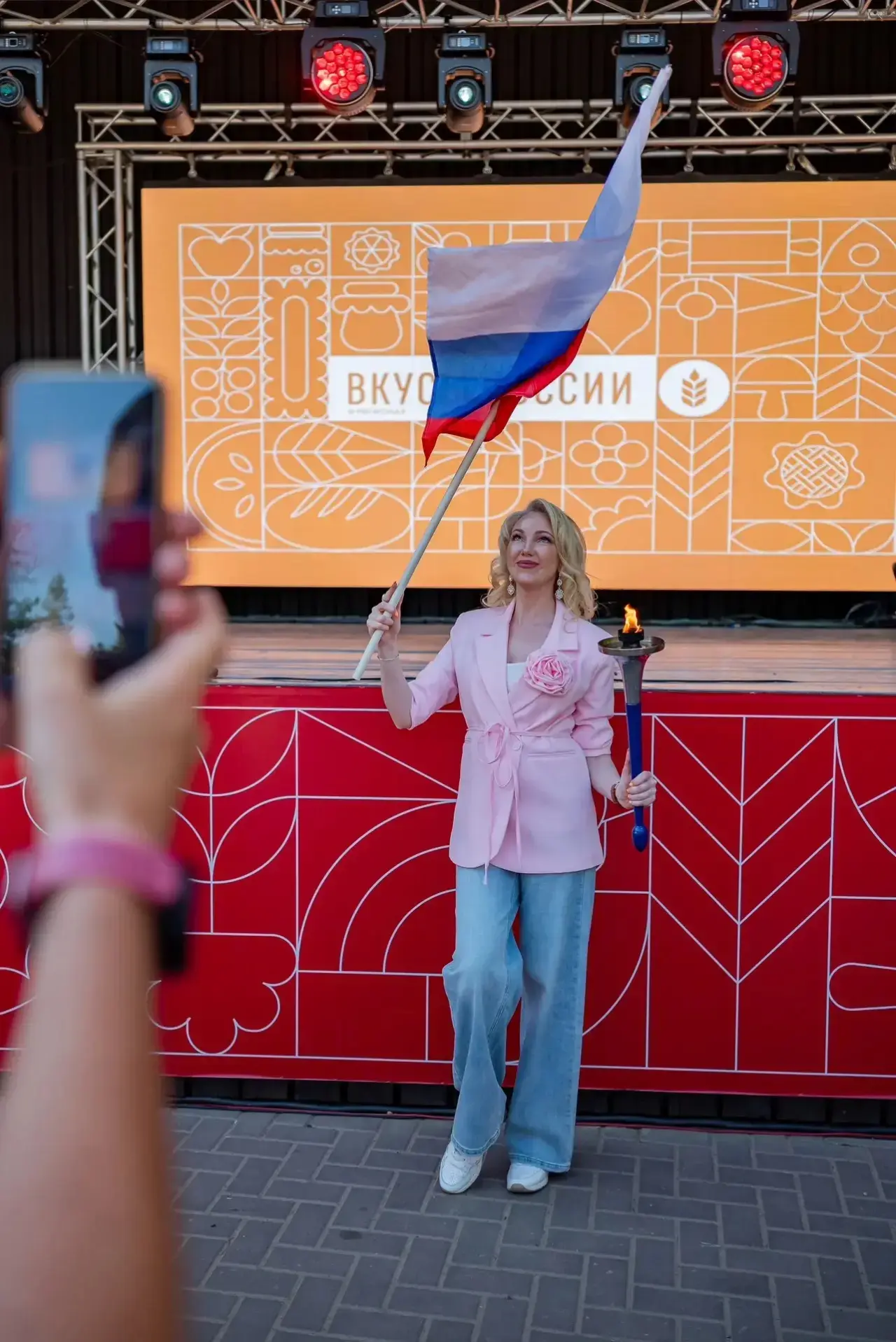 🇷🇺 С Днём России!

Россия - это огромная страна, где каждый регион хранит свои традиции, свою исто