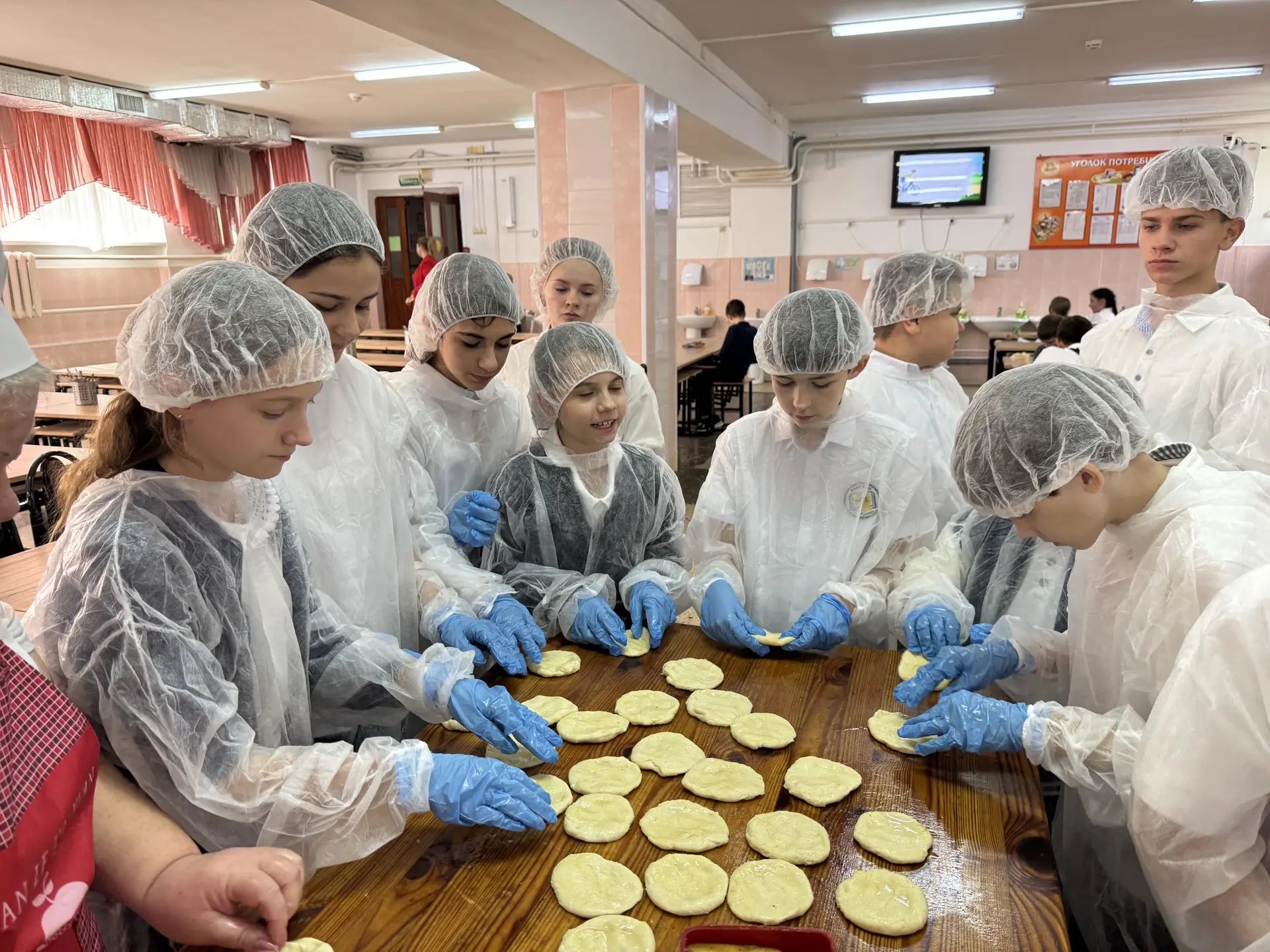 🎉 Ко Дню учителя 🧑‍🏫 в нашей столовой прошёл настоящий сладкий мастер-класс — ребята...
